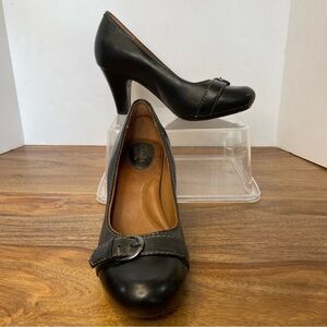 Clarks Artisan Black Metal Buckle Round‎ Toe 2 1/2" Stacked Heels sz 6.5 Office
